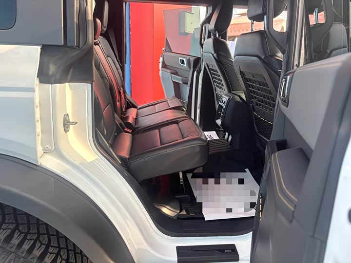 Photo 7 - Ford Bronco