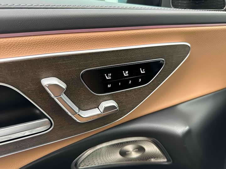 Фото 9 - Mercedes-Benz E-Class