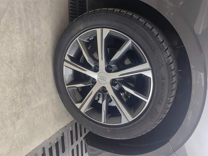 Фото 6 - Geely Emgrand