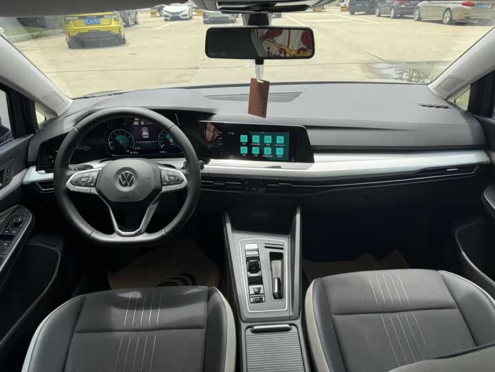 Photo 5 - Volkswagen Golf