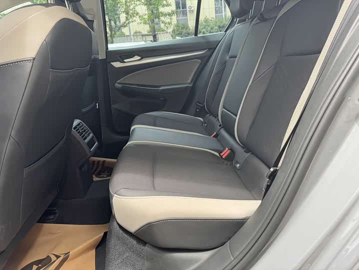 Photo 6 - Volkswagen Golf