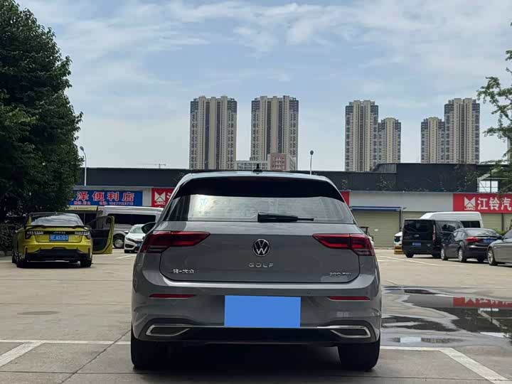 Photo 8 - Volkswagen Golf