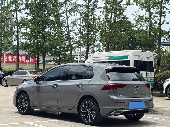 Photo 9 - Volkswagen Golf