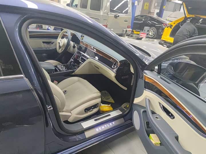 Фото 6 - Bentley Flying Spur