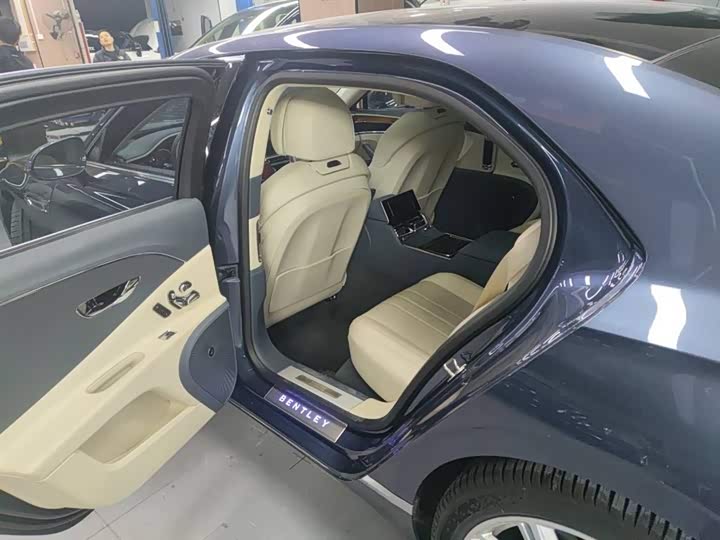 Фото 8 - Bentley Flying Spur