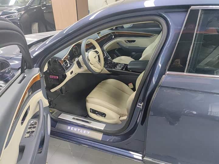 Фото 9 - Bentley Flying Spur