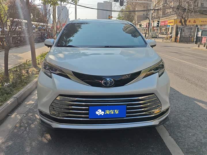 Photo 2 - Toyota Sienna