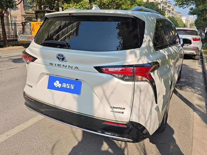 Photo 3 - Toyota Sienna