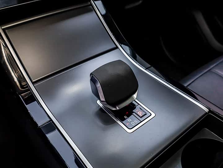 Фото 9 - Land Rover Range Rover Velar