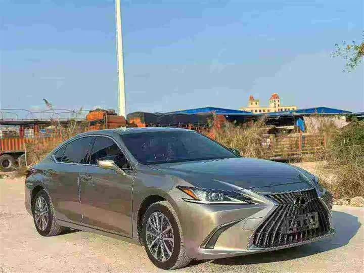 Фото 1 - Lexus ES