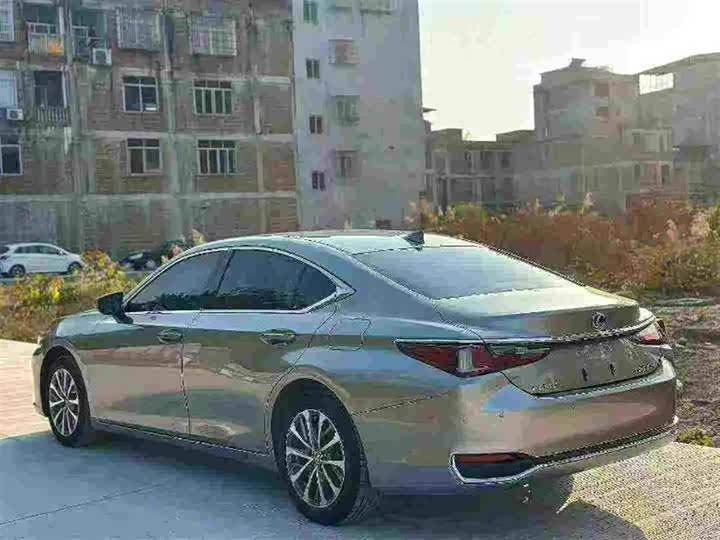 Фото 4 - Lexus ES