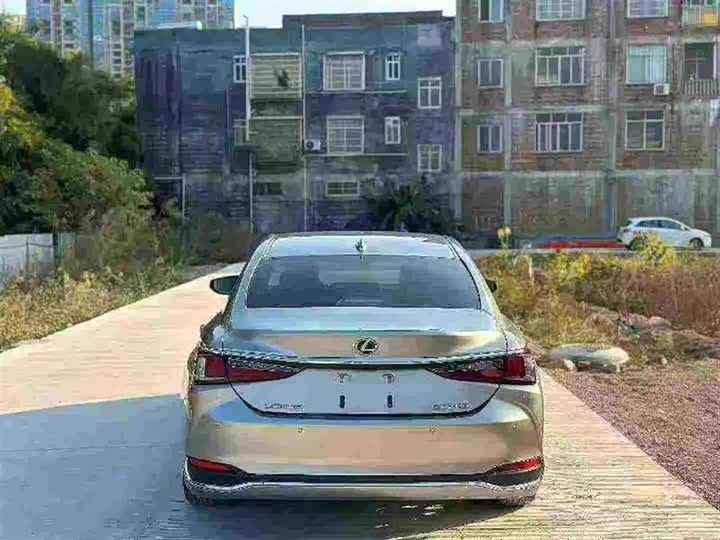 Фото 5 - Lexus ES