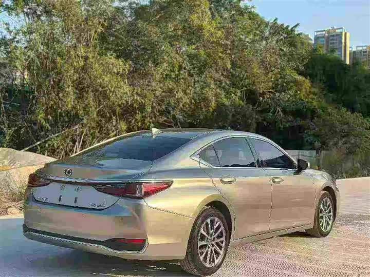 Фото 6 - Lexus ES