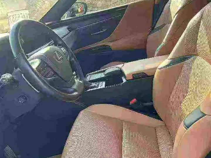 Фото 7 - Lexus ES