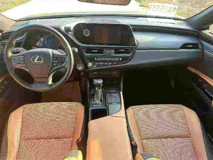 Фото 8 - Lexus ES