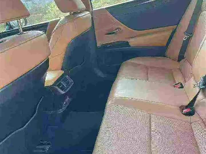 Фото 9 - Lexus ES