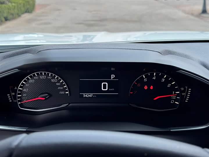 Фото 8 - Peugeot 2008