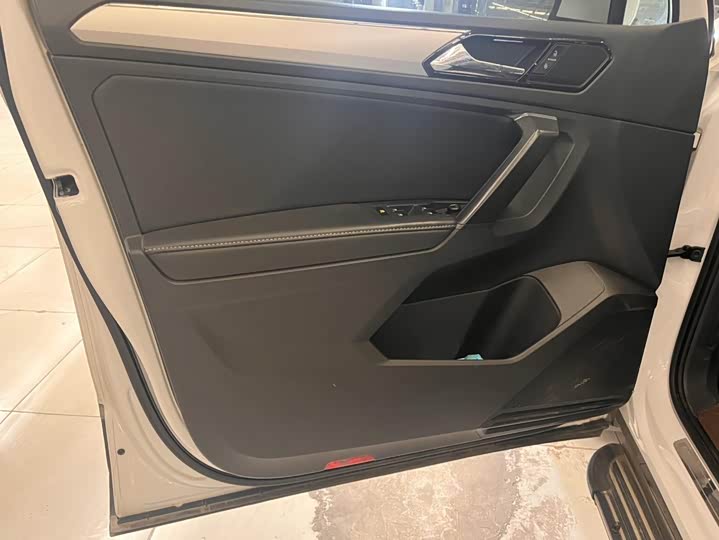 Фото 8 - Volkswagen Tiguan L Pro