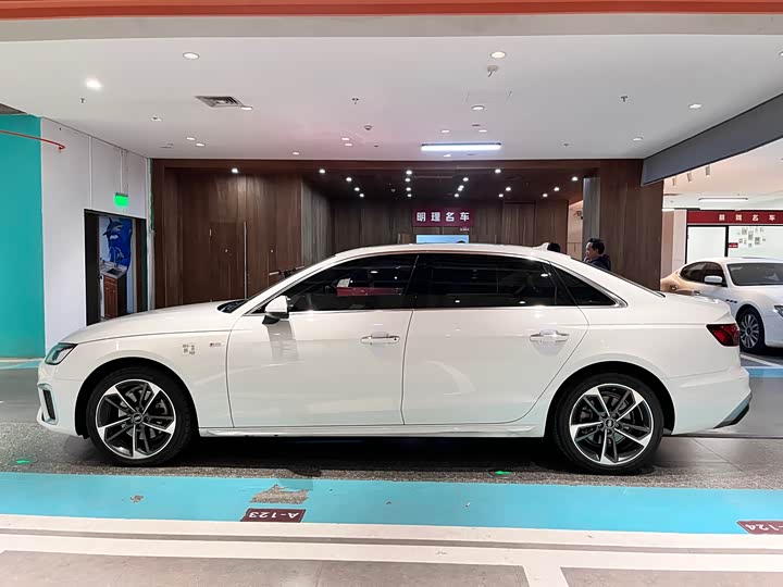 Фото 4 - Audi A4L