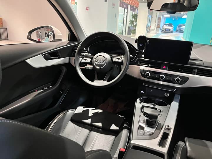 Фото 6 - Audi A4L