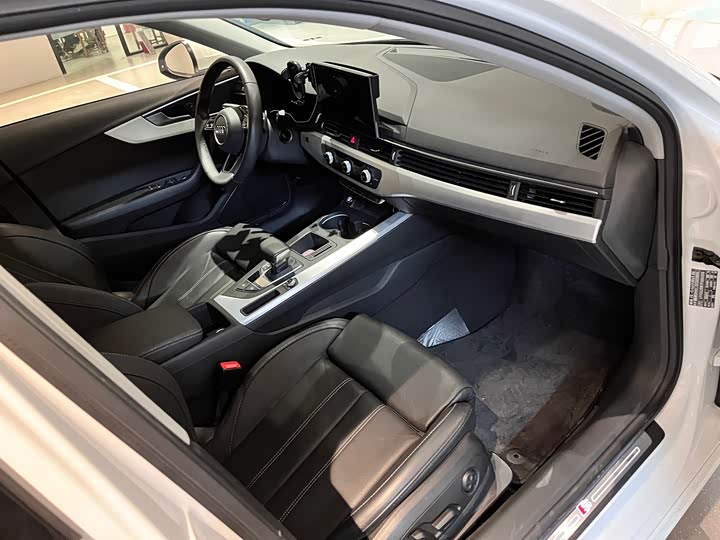 Фото 9 - Audi A4L