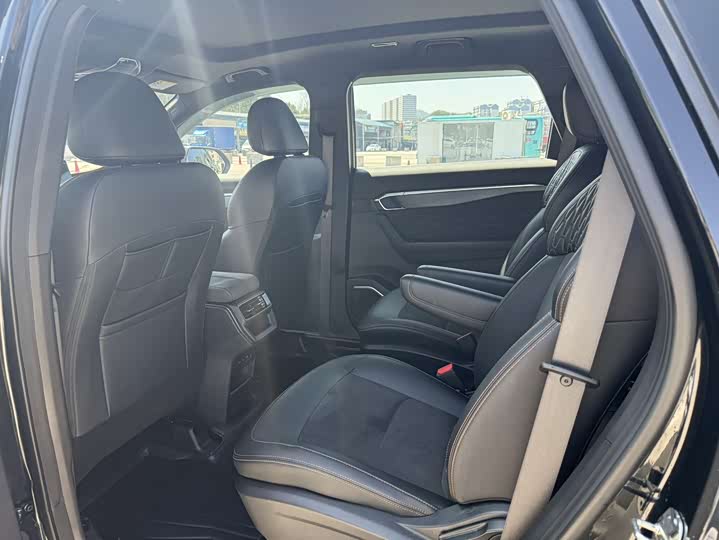 Фото 6 - Geely Okavango L