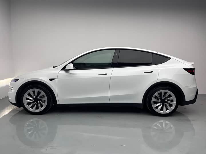 Photo 8 - Tesla Model Y