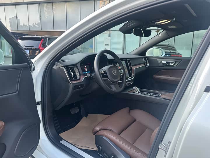 Фото 8 - Volvo V60