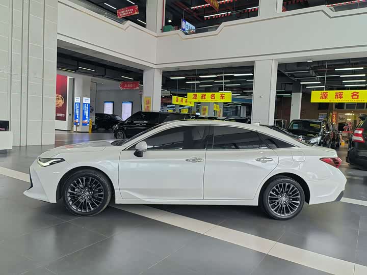 Photo 3 - Toyota Avalon