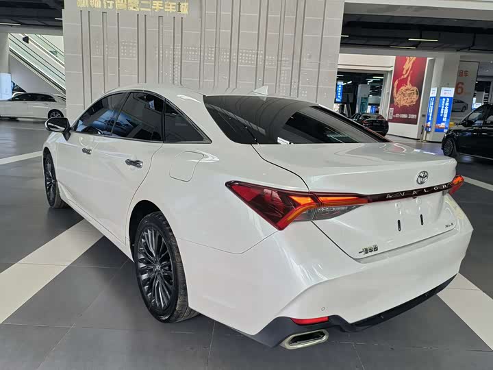 Photo 4 - Toyota Avalon