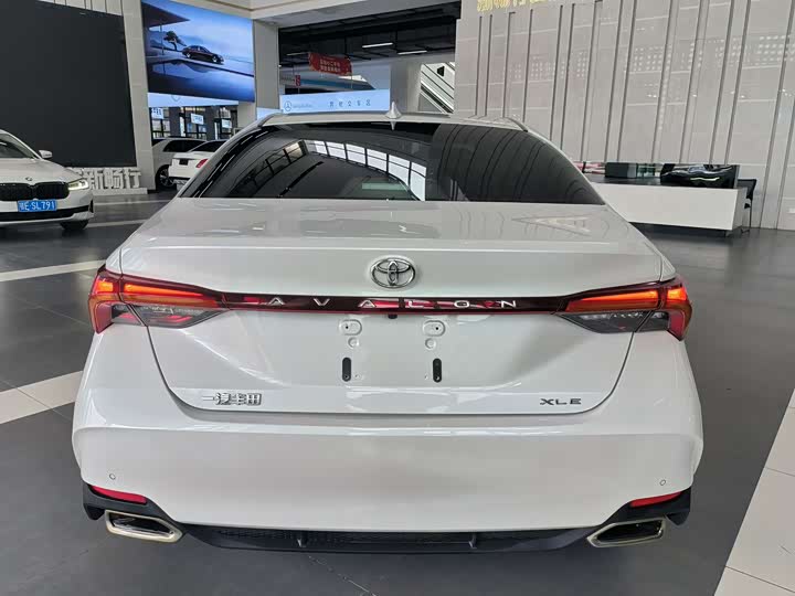 Photo 5 - Toyota Avalon