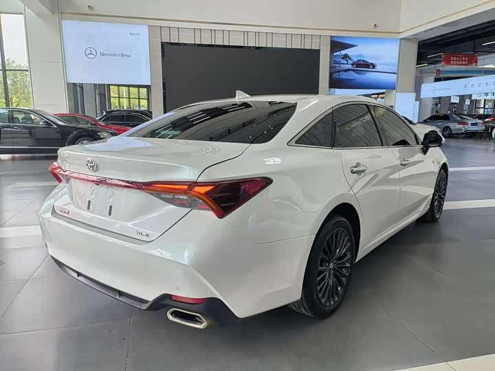 Photo 6 - Toyota Avalon