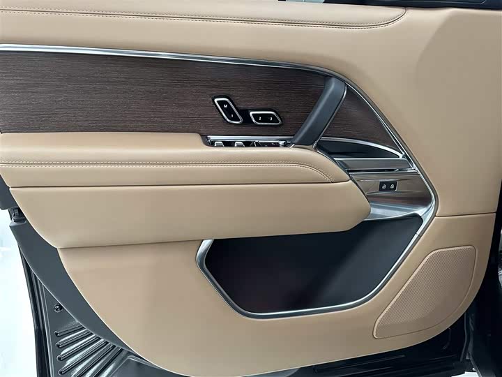 Photo 7 - Land Rover Range Rover