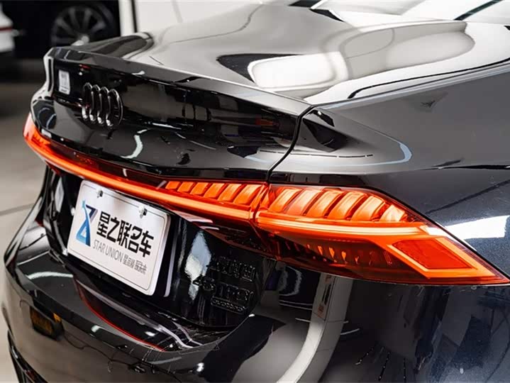 Фото 9 - Audi A7L