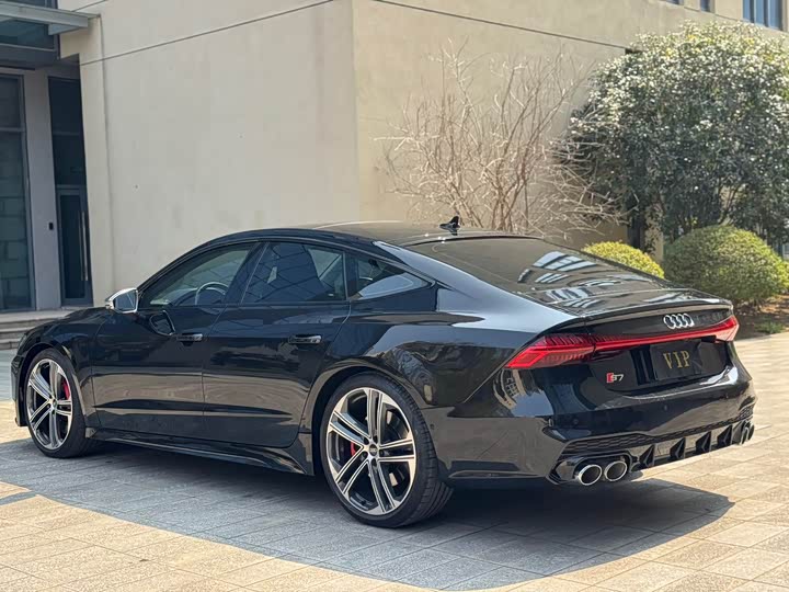 Фото 9 - Audi S7