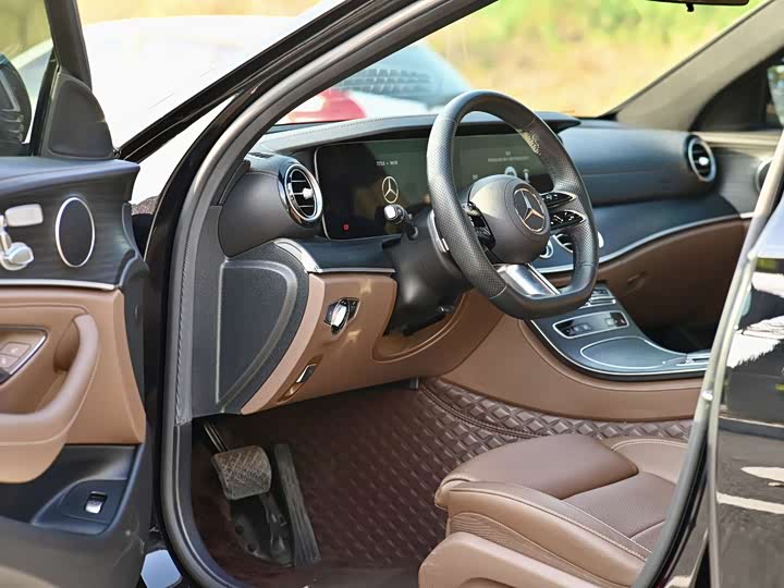 Фото 4 - Mercedes-Benz E-Class