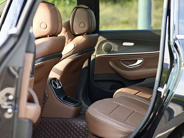 Фото 5 - Mercedes-Benz E-Class