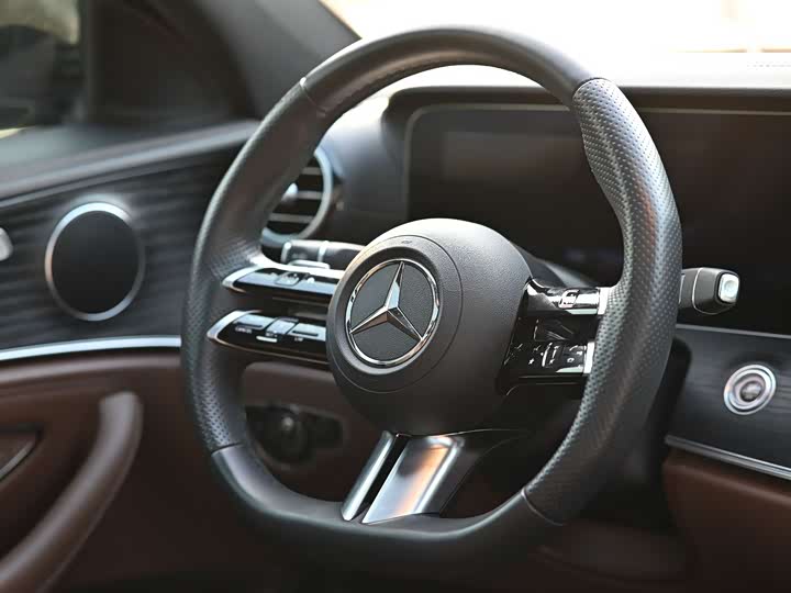 Фото 7 - Mercedes-Benz E-Class