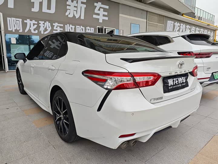 Фото 2 - Toyota Camry