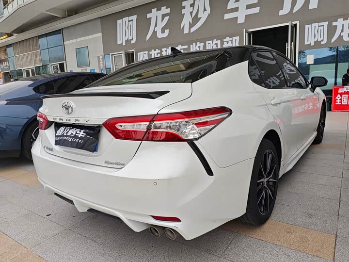 Фото 3 - Toyota Camry