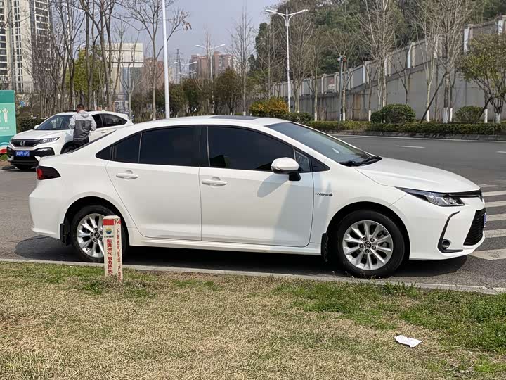 Фото 8 - Toyota Corolla