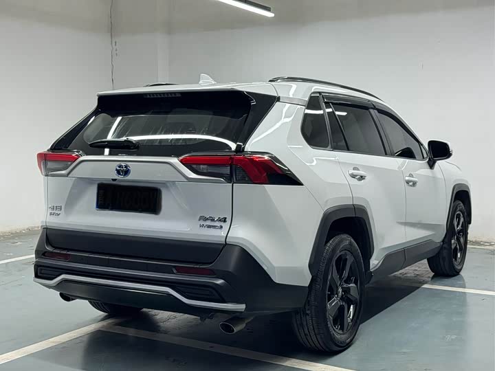 Фото 8 - Toyota RAV4