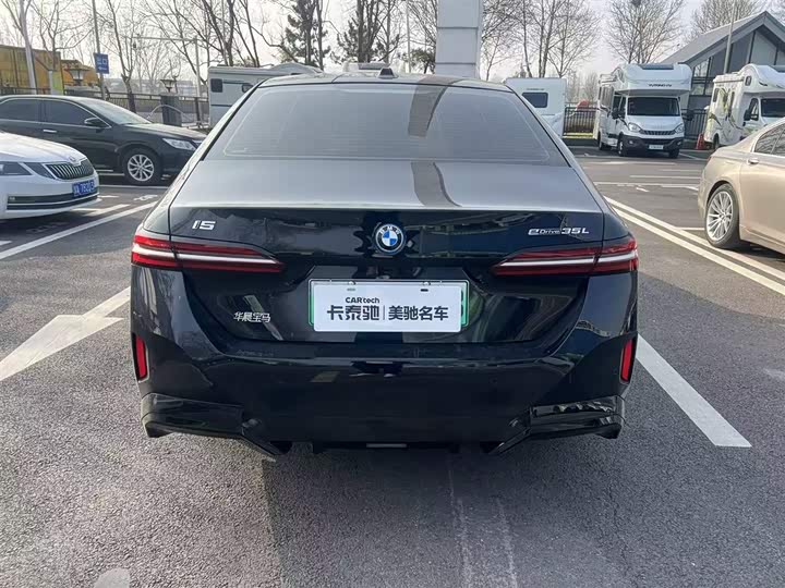 Фото 8 - BMW i5