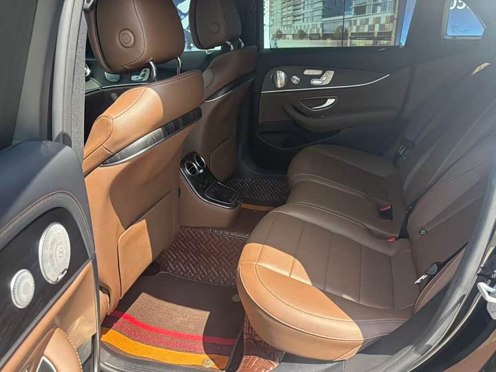 Фото 5 - Mercedes-Benz E-Class