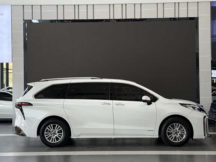Photo 3 - Toyota Sienna