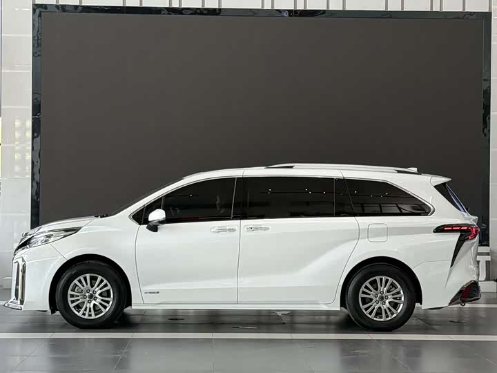 Photo 4 - Toyota Sienna