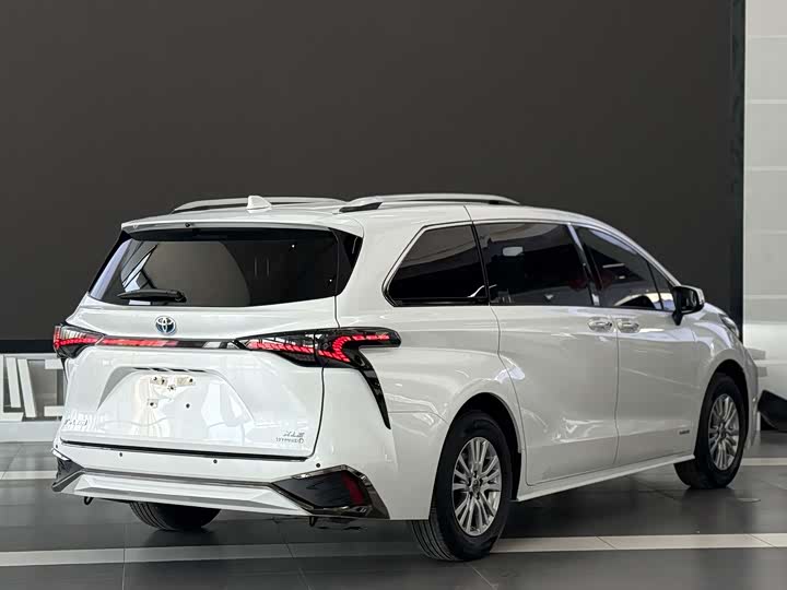 Photo 5 - Toyota Sienna