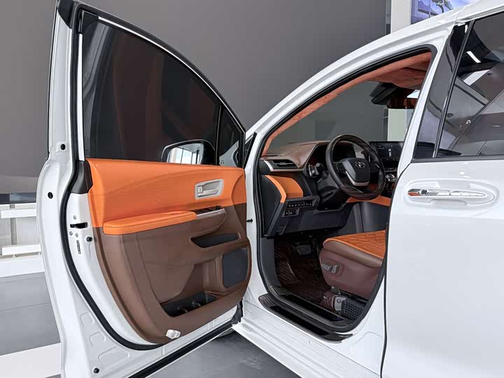 Photo 7 - Toyota Sienna