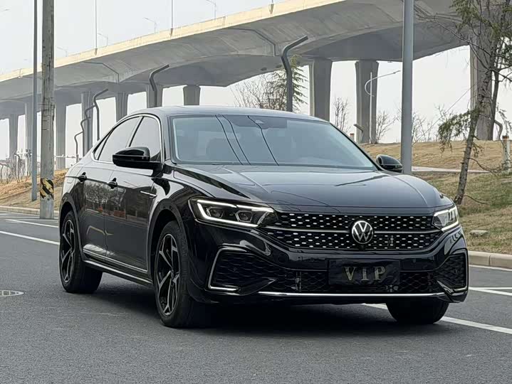 Photo 1 - Volkswagen Passat