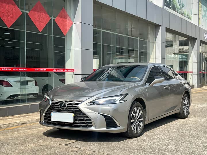 Фото 1 - Lexus ES